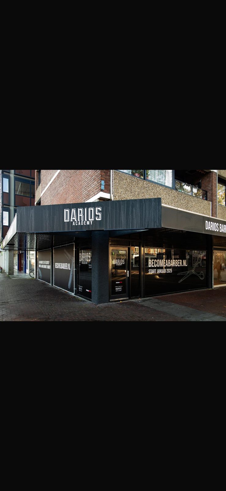 Darios Academy — pui en gevel geschilderd in zakelijk zwart