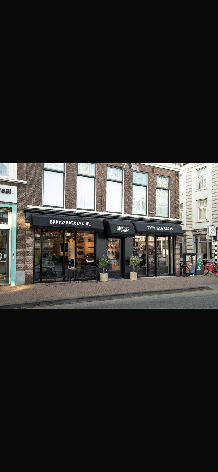 Darios Barbers — gevel en pui geschilderd