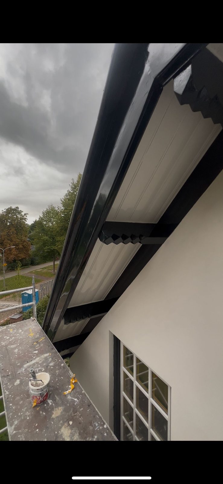 Dakkapel met hoogglans zwart en wit geschilderd