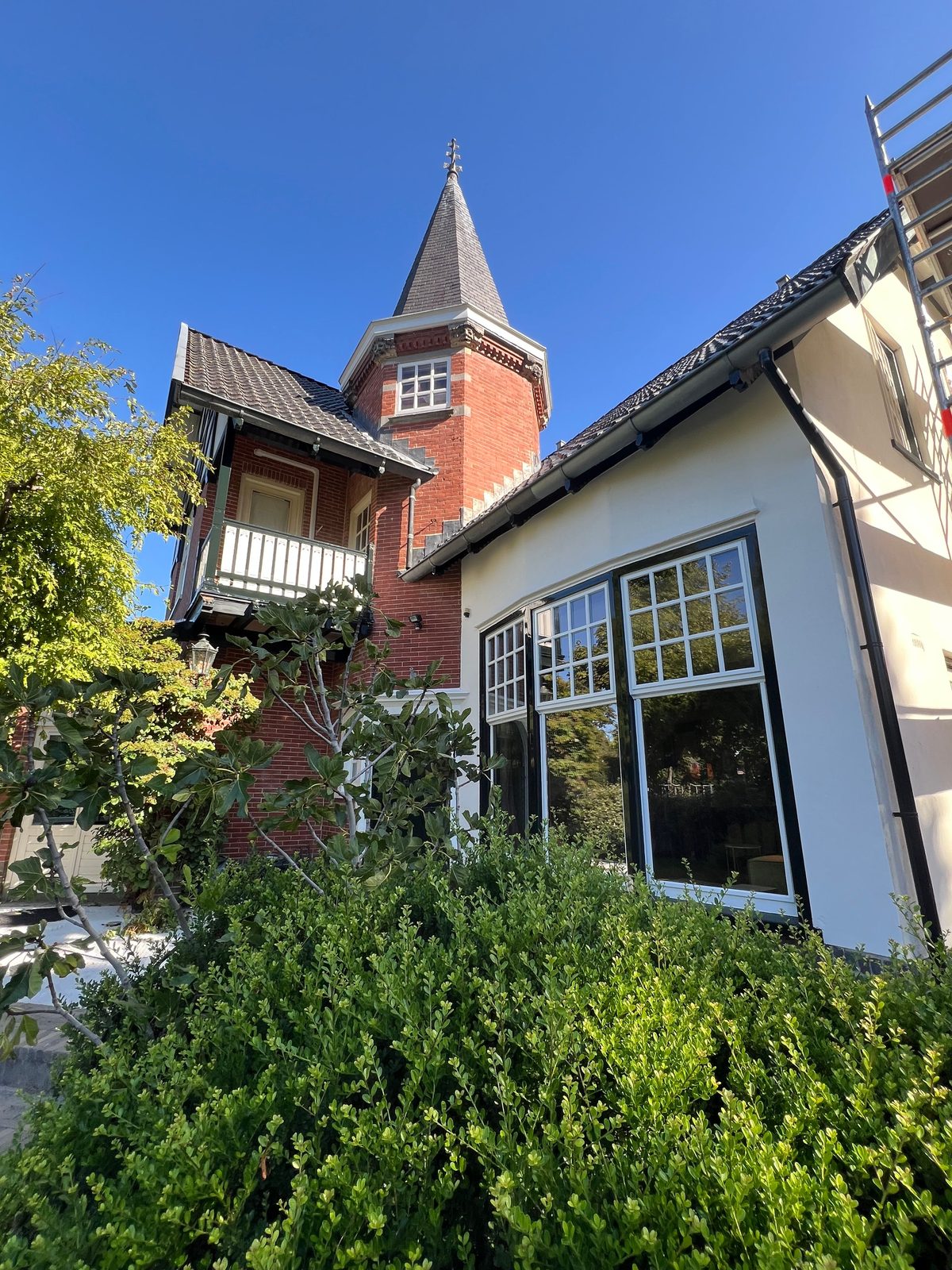 Klassieke villa met witte kozijnen na buitenschilderwerk