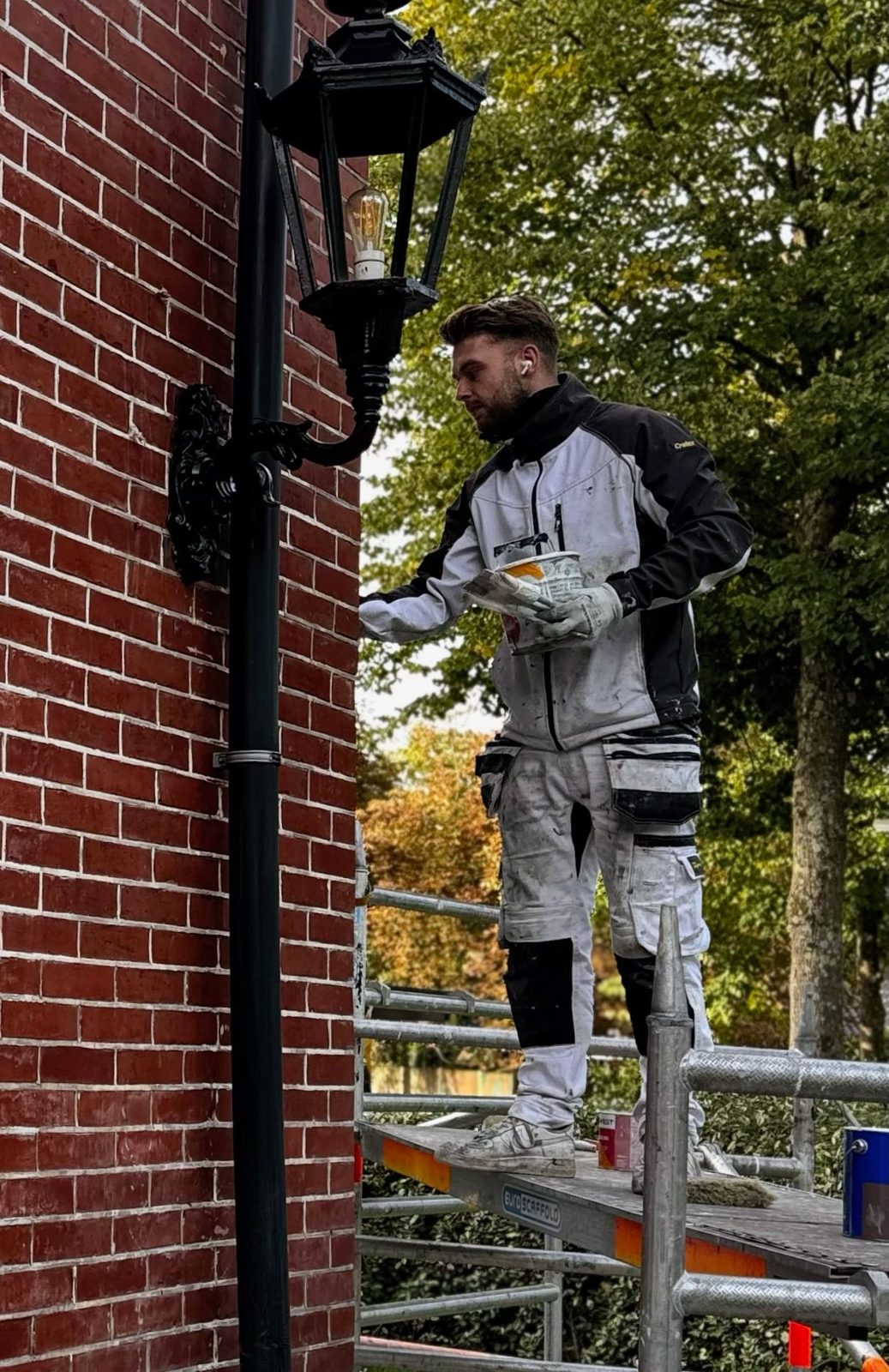 Siebe Laarman aan het werk op de steiger
